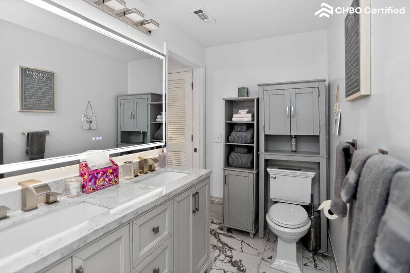 Bathroom w/ 3 sets of towels