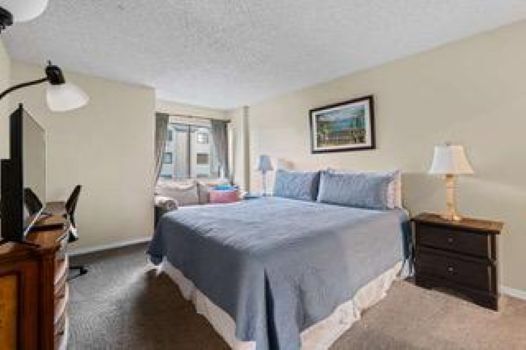 2BR 2BA Master Bedroom w/ensuite bathroom