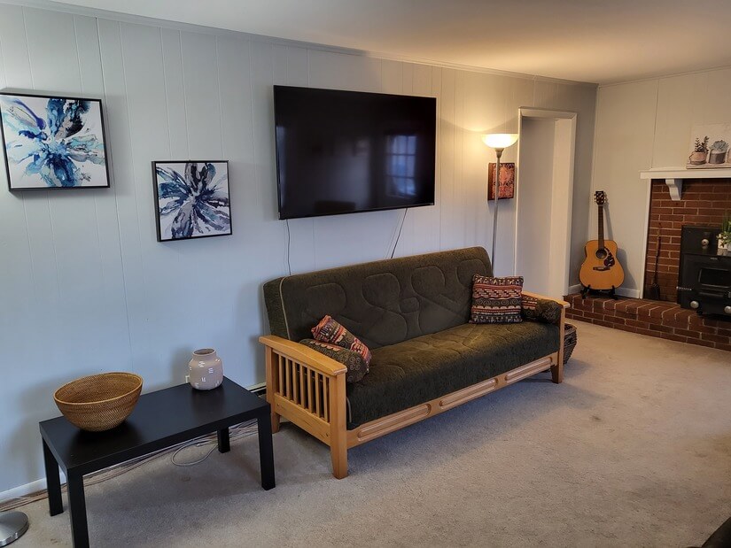 Den with large flat screen w/streaming serv