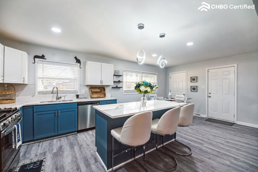 Huge Island w/ Chic Pendant Lights and exclusive stools