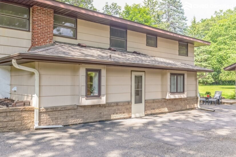 Entrance to this Minnetonka furnished apartment.
