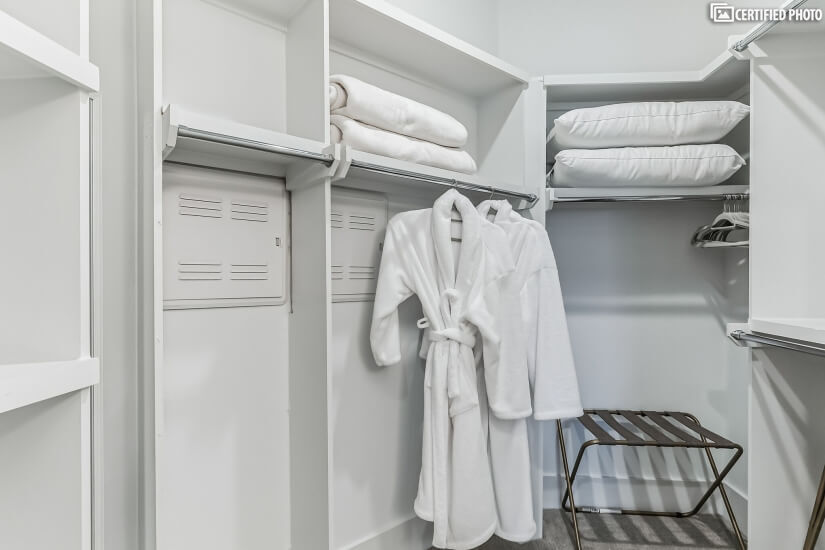 En-Suite Bathroom/Large Walk-In-Closet/Luggage Rack