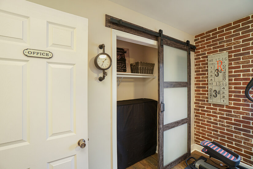 Full Size Twin Roll-Away bed for occasional overnight guest