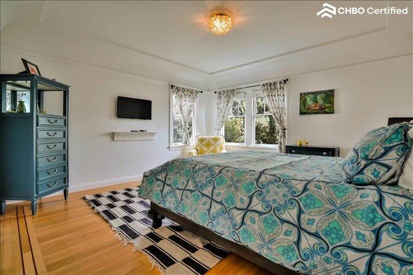 bedroom 3 with queen bed, closet, tv.