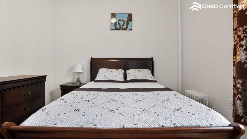 Peaceful Bedroom Retreat with Comfortable Furnishings