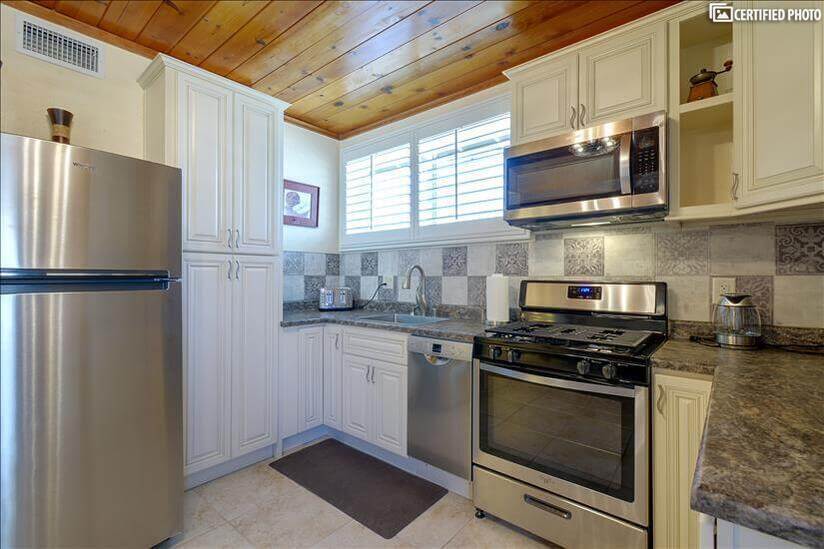 Fully equipped kitchen with new appliances