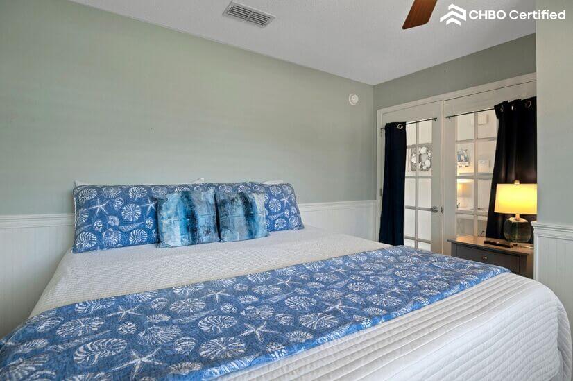 Comfy King bed in bedroom #4