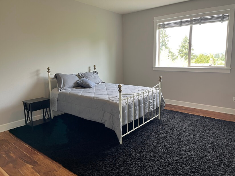 2nd bedroom (bedside lamps have been added)