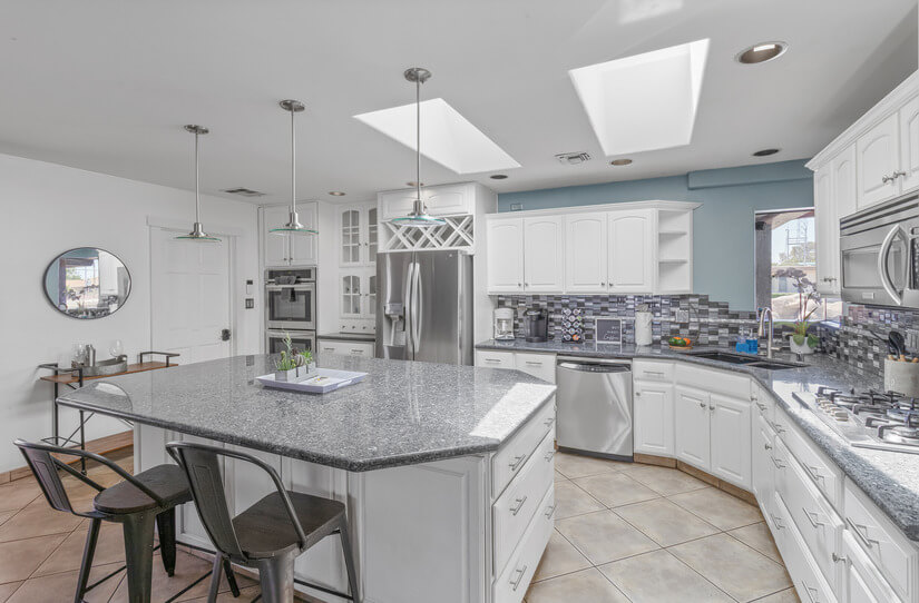 Equipped Kitchen with Island