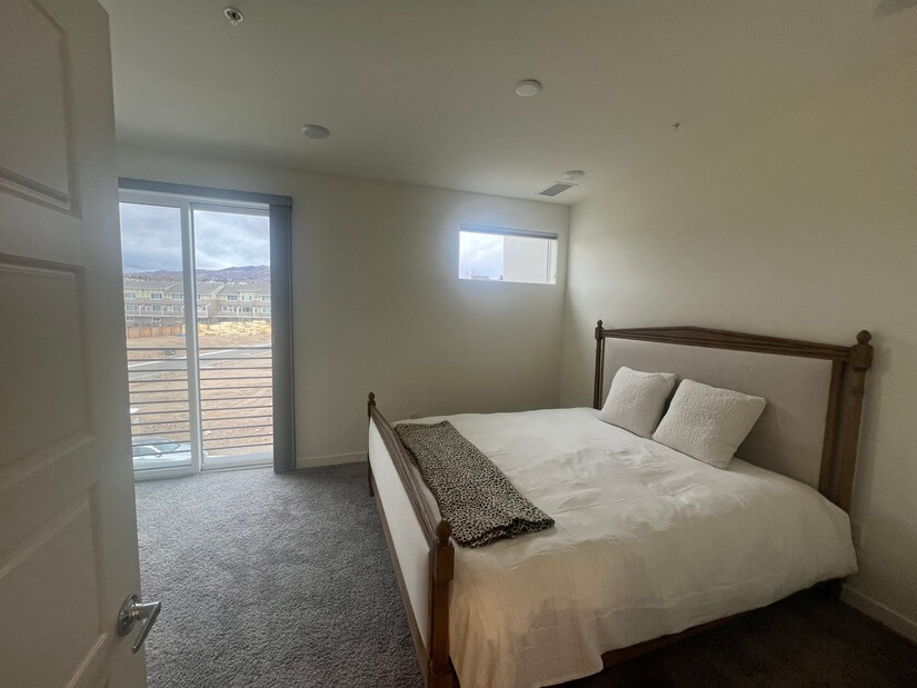 Main bedroom, mountain views & in suite bath