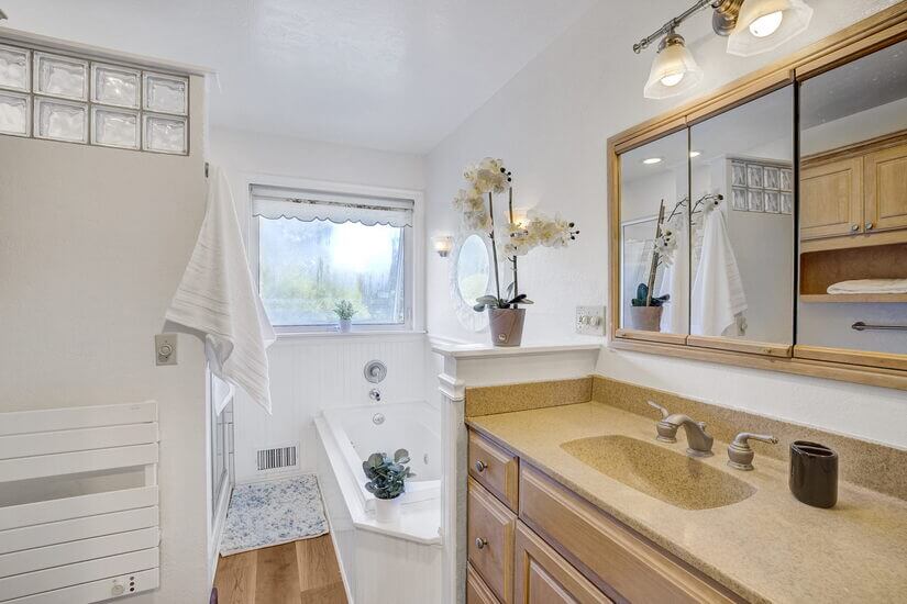 Upstairs Full Bathroom