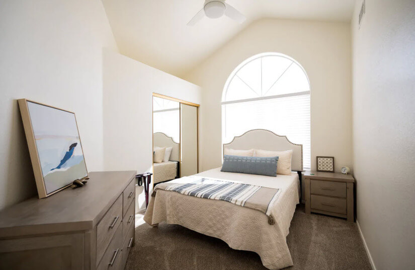 Queen size bedroom w/vaulted ceilings