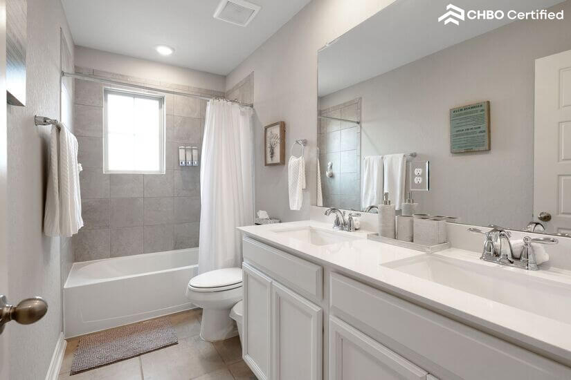 Upstairs shared bath with double sinks and tub/shower
