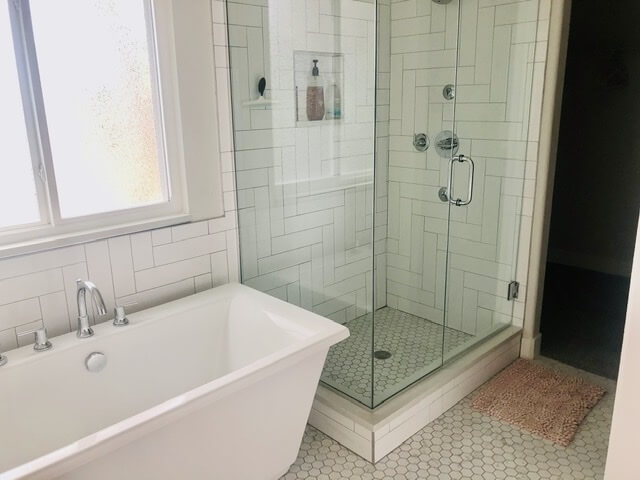 Soaking tub and glass enclosed shower with je
