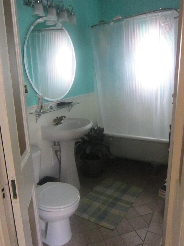 Bath with clawfoot tub