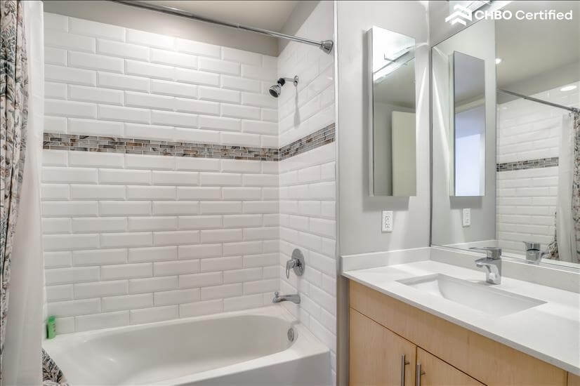 Beautifully Appointed 1 Bdm Condo 9th fl