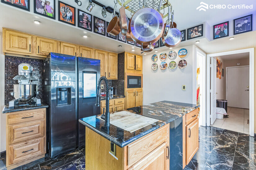 2nd sink, disposal & trash compactor in the kitche's island.