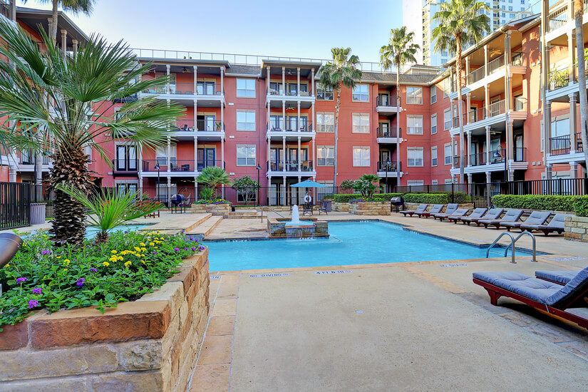 Galleria / Uptown Mid-Rise 1x1 w/Study