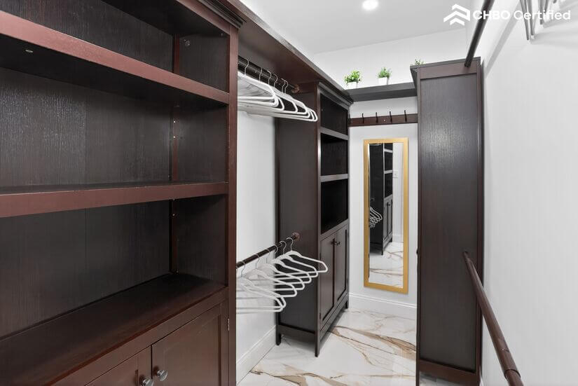 Primary : Walk-in closet