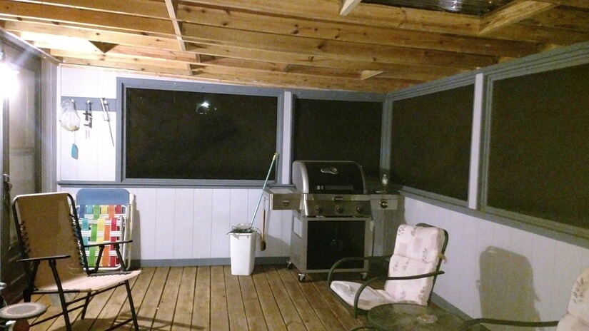 Large screened in back deck with natural gas