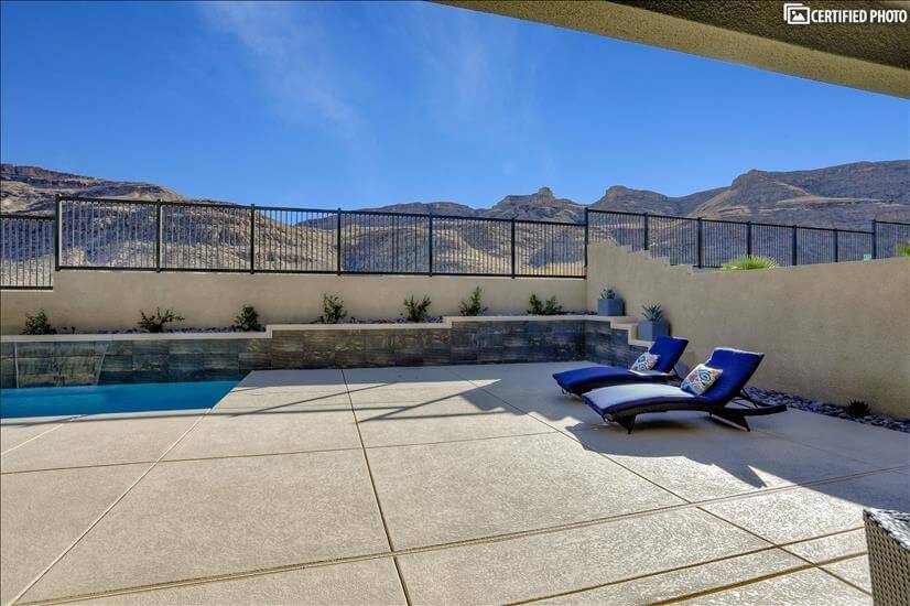 Comfy Outdoor lounge chairs !
Luxurious pool
