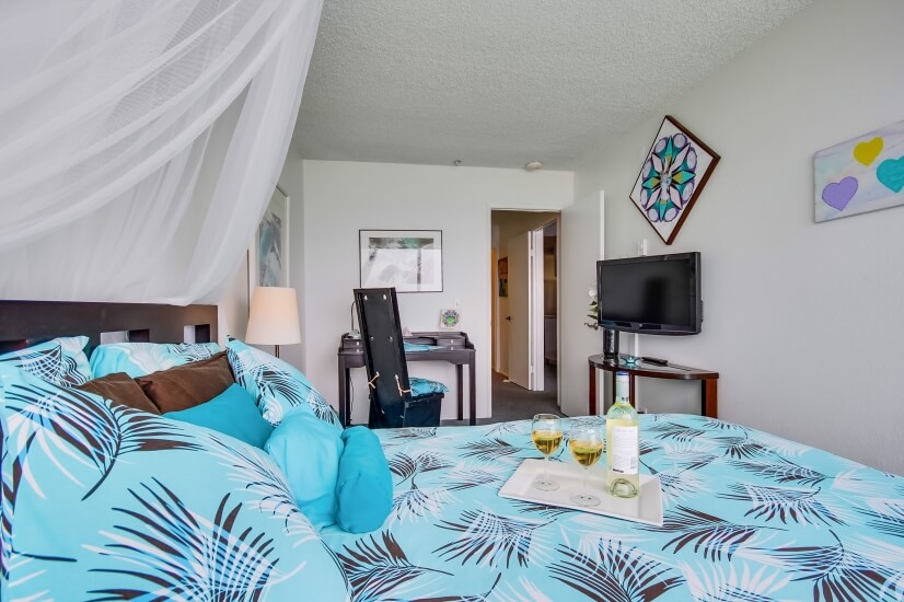 Bedroom with queen bed