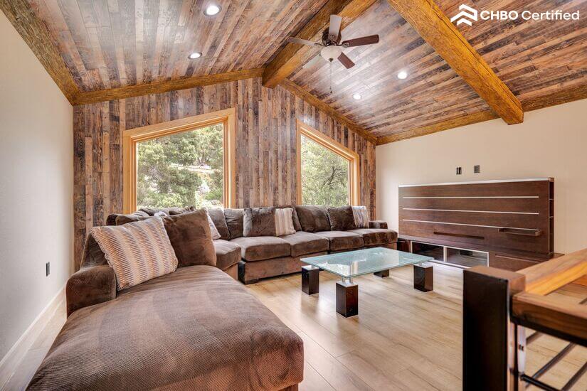 Spacious Cabin with Mountain View