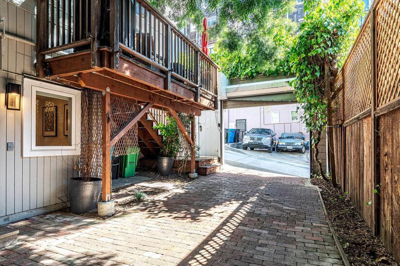 Single Family Home in North Beach