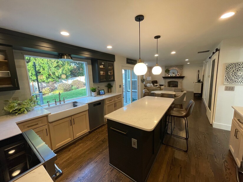 Fully furnished gourmet kitchen. Lots of natural light.