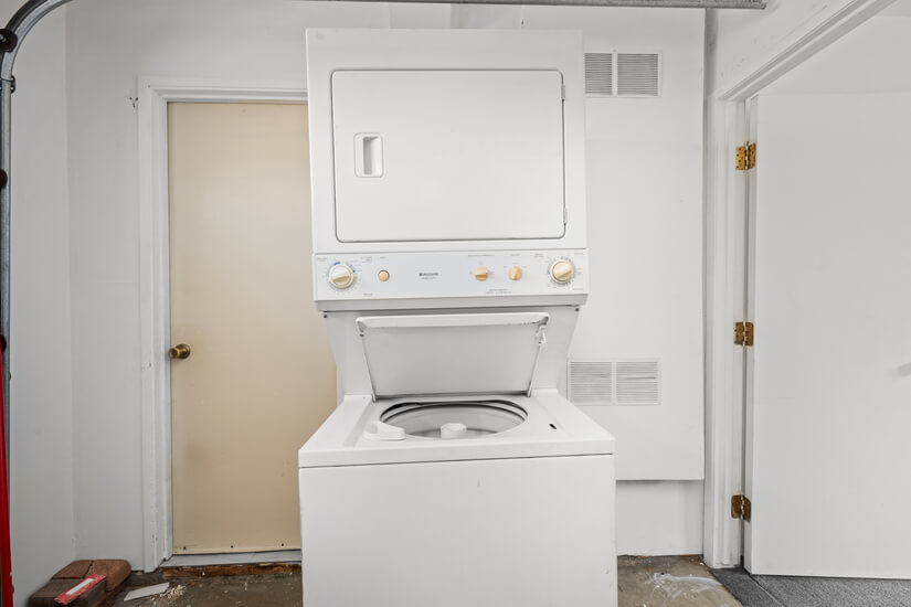 Single Story Cute Home Minutes to Beach