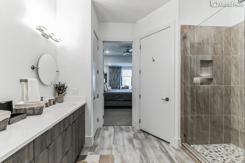 En-Suite Bathroom/Soft Close Cabinets/Shower