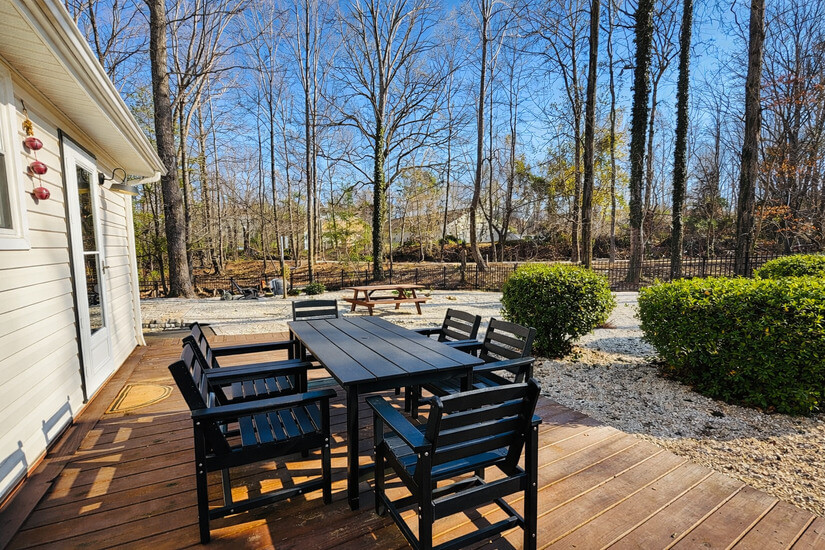 Dining set for 6 overlooking huge fenced back