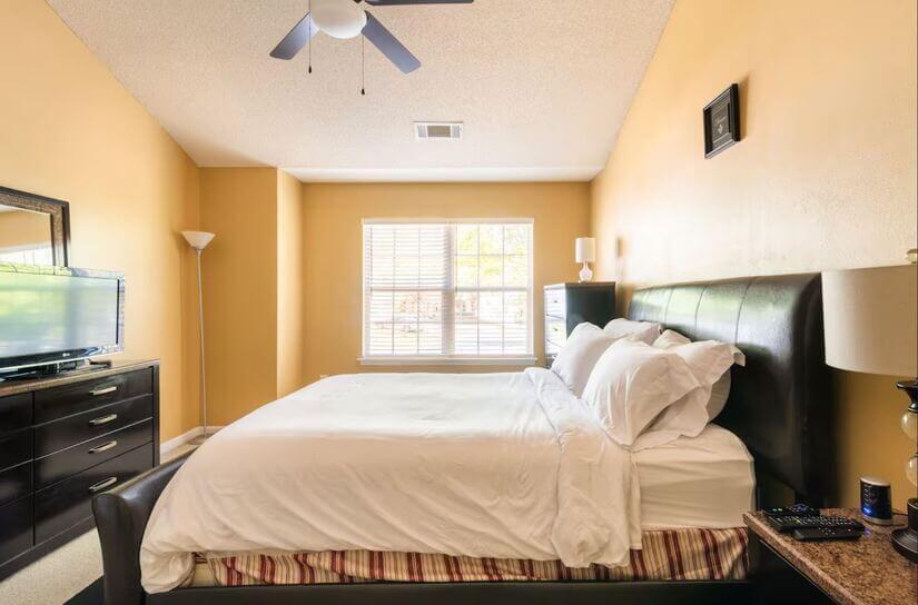 Master Bedroom features 1 Queen Size Bed