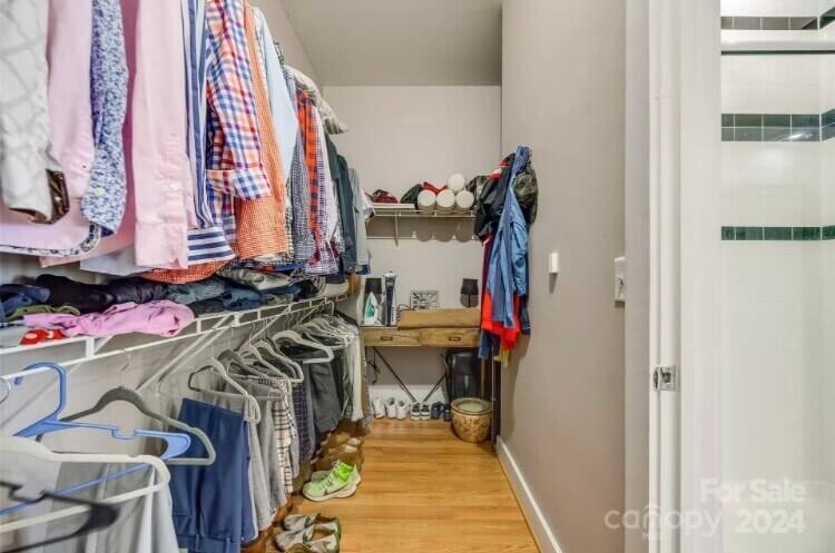 Large walk in closet w great storage