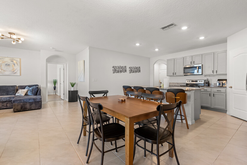Dining room that seats 6