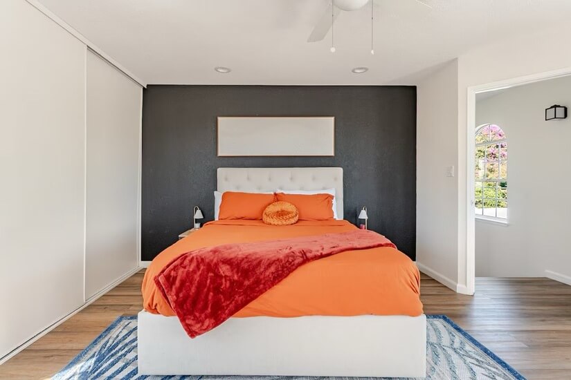 Room 4-Queen Bed, Mountain view, reading nook