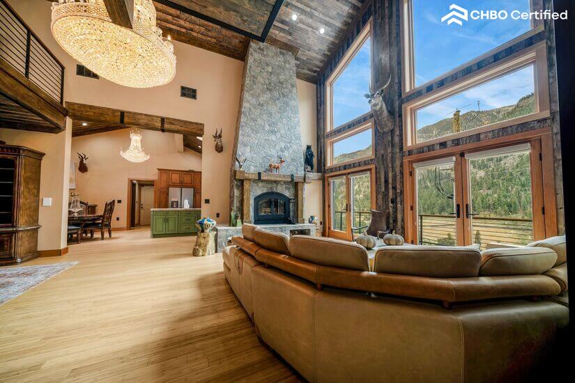 Spacious Cabin with Mountain View