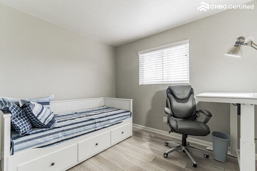 BR4/Office w/ day bed - pulls out to king size or 2 twins