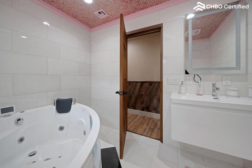 Spacious Cabin with Mountain View