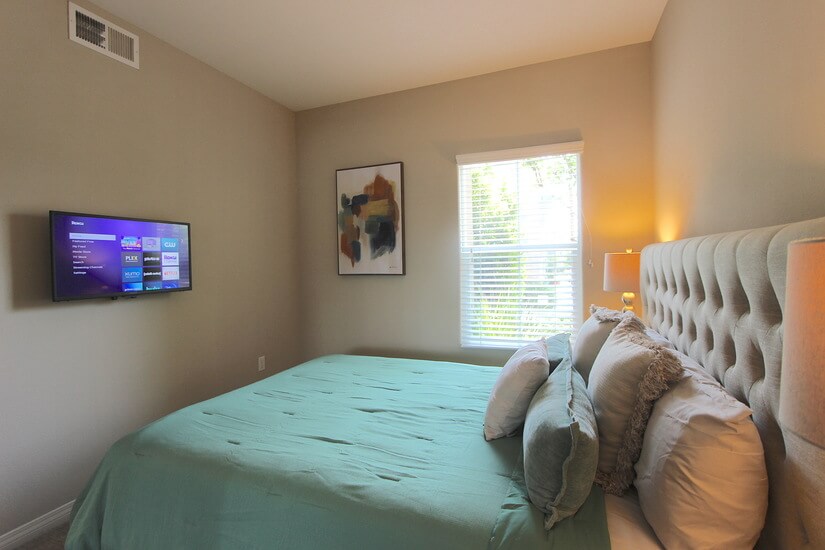 Guest bedroom #2-ROKU TV, Queen bed.
