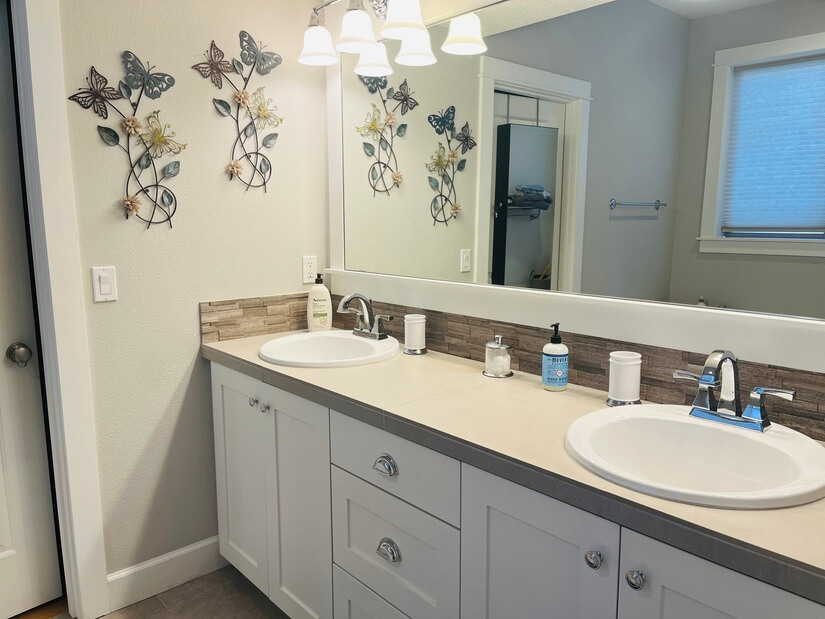 Main bathroom and walkin closet