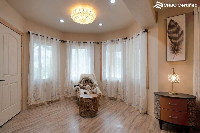 Spacious Cabin with Mountain View