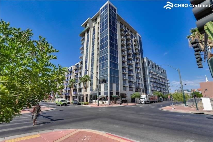 Beautifully Appointed 1 Bdm Condo 9th fl