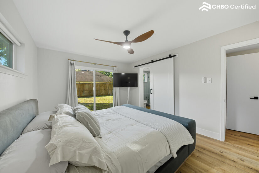 Airy bedroom with sliders to backyard and en suite bath