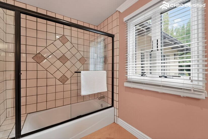 Upstairs BR#1 Bath pic 2