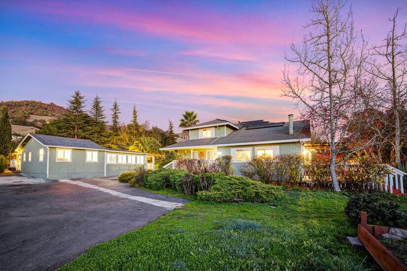 4BD/2.5BA Main House + 3BD/2BA Guest House