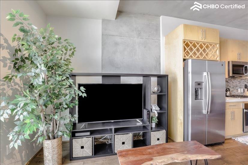 Beautifully Appointed 1 Bdm Condo 9th fl