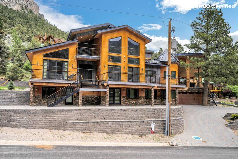 Spacious Cabin with Mountain View