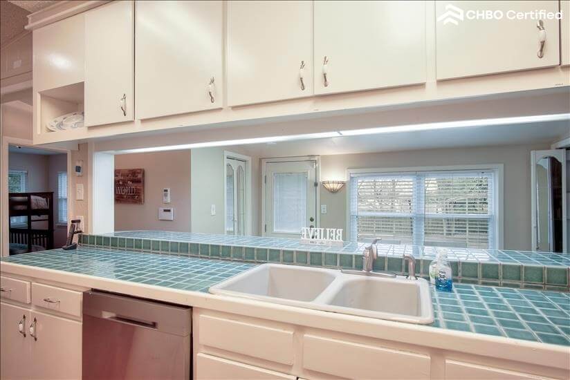 Sink w/garbage disposal and dishwasher