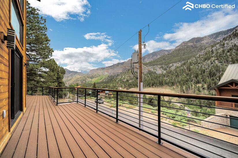 Spacious Cabin with Mountain View